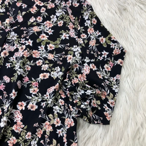 🎉HP🎉VINCE CAMUTO Floral Blouse - Picture 2 of 6